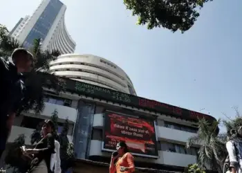 Stock Market Opening : सप्ताह के पहले दिन बाजार की कमजोर शुरुआत!&nbsp;150 अंक टूटा सेंसेक्स,&nbsp;निफ्टी 25,700 पर टिके रहने की जद्दोजहद में&nbsp;