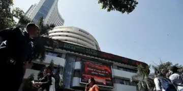 Stock Market Opening : सप्ताह के पहले दिन बाजार की कमजोर शुरुआत!&nbsp;150 अंक टूटा सेंसेक्स,&nbsp;निफ्टी 25,700 पर टिके रहने की जद्दोजहद में&nbsp;