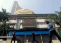 Stock Market Update :&nbsp;यर बाजार की सुस्त शुरुआत, निफ्टी 25,700 पर, जाने आज किन स्टॉक्स पर नजर रखे निवेशक&nbsp;