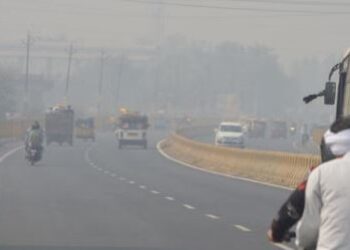 The air is becoming suffocating in the capital Delhi: Air quality is in very poor category.