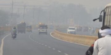 The air is becoming suffocating in the capital Delhi: Air quality is in very poor category.