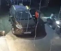 The thieves of Gurugram are also amazing, the couple opened the lock and stole the scooter parked on the road in filmy style.