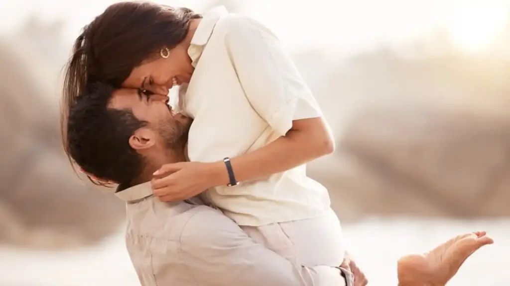 Love में कम न हो Magic! जानें कैसे इन 5 लव लैंग्वेज से रिश्ते में लौटेगा रोमांस और समझदारी