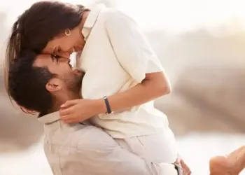 Love में कम न हो Magic! जानें कैसे इन 5 लव लैंग्वेज से रिश्ते में लौटेगा रोमांस और समझदारी