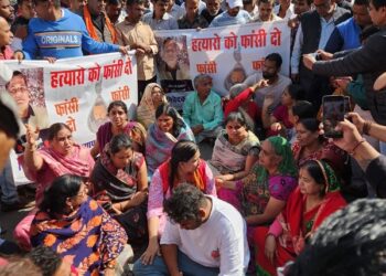 Traders furious in protest against the firing: Trade Federation expressed anger, protested at the collectorate and demanded strict action