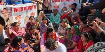 Traders furious in protest against the firing: Trade Federation expressed anger, protested at the collectorate and demanded strict action
