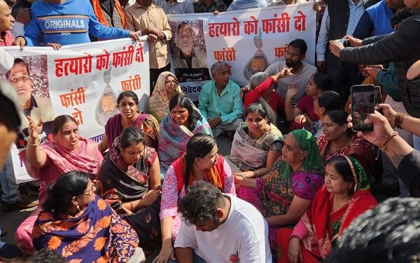 Traders furious in protest against the firing: Trade Federation expressed anger, protested at the collectorate and demanded strict action