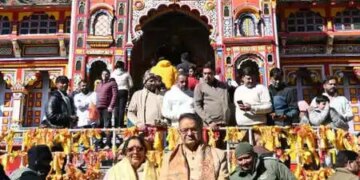 बद्रीनाथ धाम में परिवार संग पहुंचे उत्तराखंड के कृषि मंत्री गणेश जोशी ने की पूजा-अर्चना