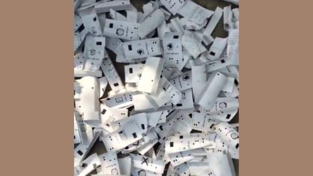 VV-PAT Slips Found in Samastipur; Administration Takes Action | Bihar Election: Thousands of VVPAT slips found on the roadside in Samastipur, district administration took action. News Track in Hindi