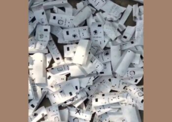 VV-PAT Slips Found in Samastipur; Administration Takes Action | Bihar Election: Thousands of VVPAT slips found on the roadside in Samastipur, district administration took action. News Track in Hindi