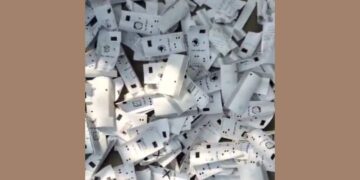 VV-PAT Slips Found in Samastipur; Administration Takes Action | Bihar Election: Thousands of VVPAT slips found on the roadside in Samastipur, district administration took action. News Track in Hindi