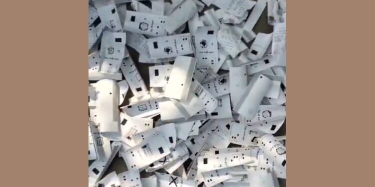 VV-PAT Slips Found in Samastipur; Administration Takes Action | Bihar Election: Thousands of VVPAT slips found on the roadside in Samastipur, district administration took action. News Track in Hindi