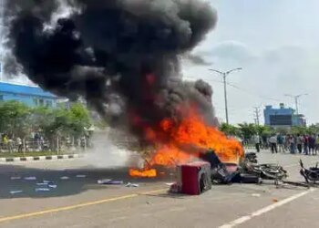 नेपाल के मधेश में भड़की हिंसा, जनकपुरधाम के सीएम ऑफिस में जमकर हुई तोड़फोड़