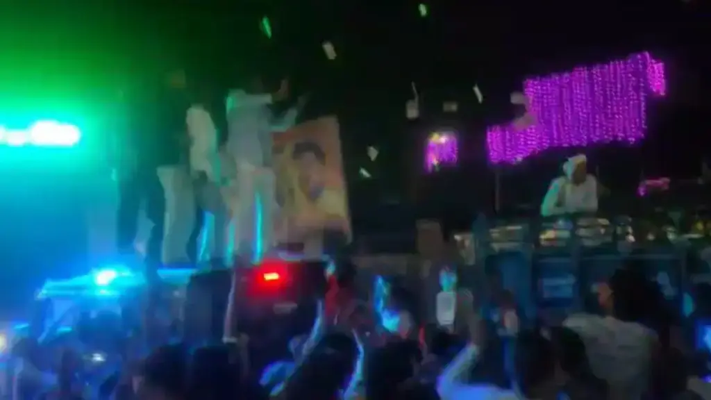 Youth riding on Thar blew currency notes in the wedding procession, police took case after the video went viral