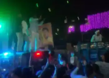 Youth riding on Thar blew currency notes in the wedding procession, police took case after the video went viral