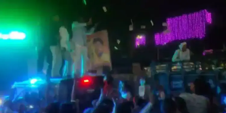 Youth riding on Thar blew currency notes in the wedding procession, police took case after the video went viral