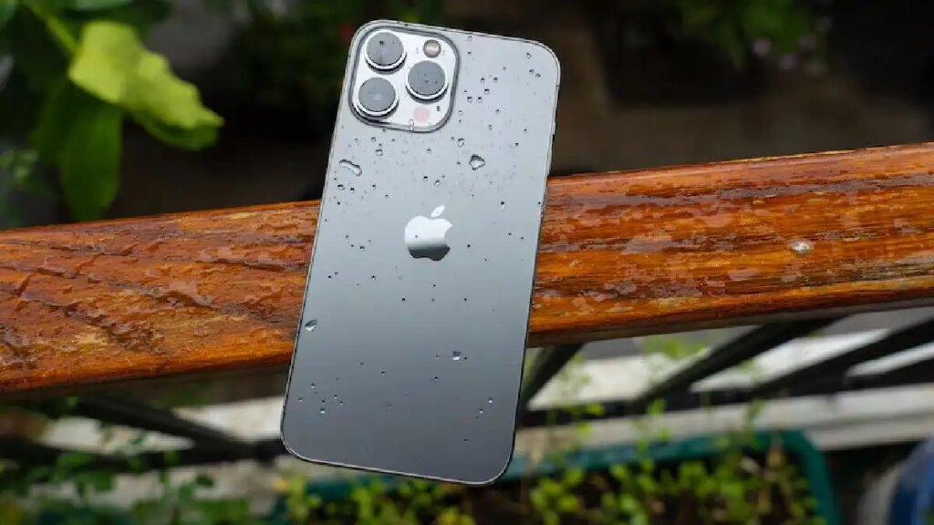 बारिश और कीचड़ में तीन दिन डूबा iPhone! चार्जिंग के साथ ही हुआ जादुई चालू, देखकर रह जाएंगे हैरान!