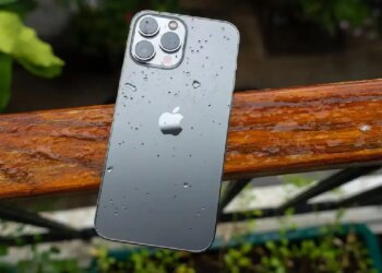 बारिश और कीचड़ में तीन दिन डूबा iPhone!&nbsp;चार्जिंग के साथ ही हुआ जादुई चालू, देखकर रह जाएंगे हैरान!