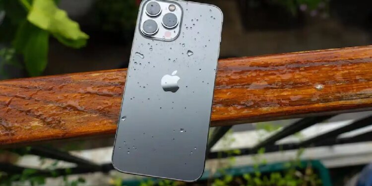 बारिश और कीचड़ में तीन दिन डूबा iPhone!&nbsp;चार्जिंग के साथ ही हुआ जादुई चालू, देखकर रह जाएंगे हैरान!