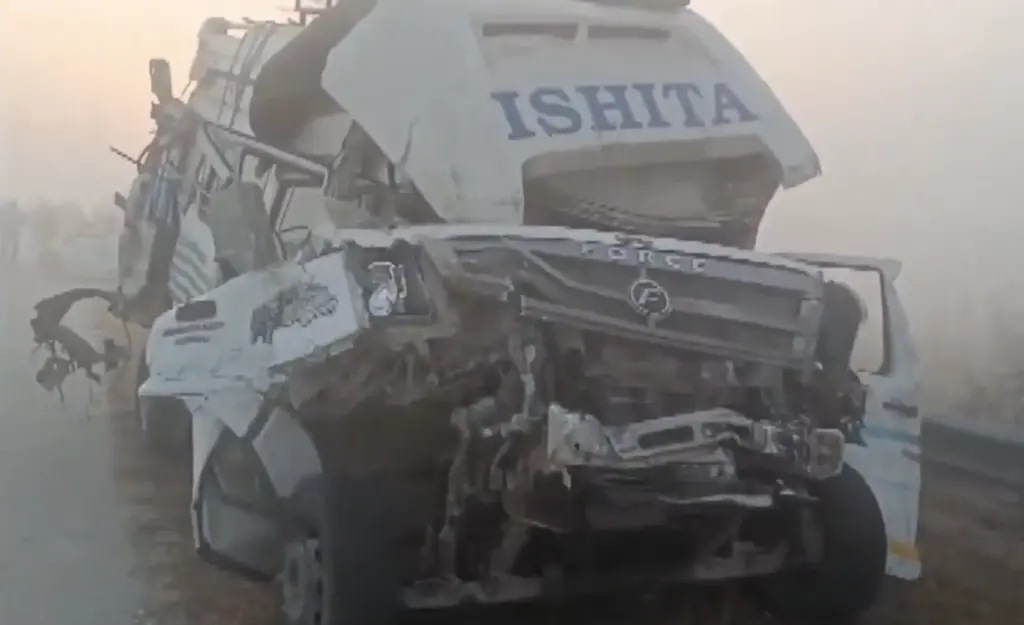 11 vehicles collided with each other on Yamuna Expressway, huge number of casualties. Everything got ruined.