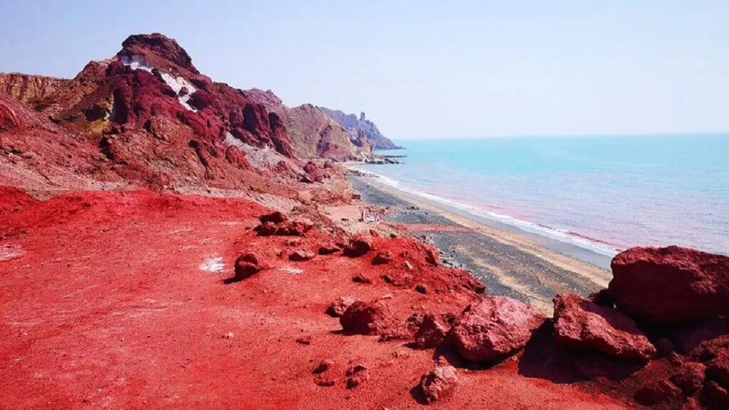After the rain, the entire island turned red, the color of the coast and rivers changed, even scientists were surprised.