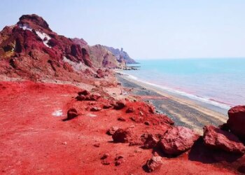 After the rain, the entire island turned red, the color of the coast and rivers changed, even scientists were surprised.