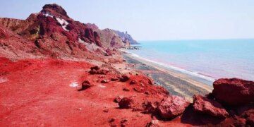 After the rain, the entire island turned red, the color of the coast and rivers changed, even scientists were surprised.