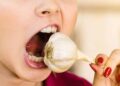Amazing benefits of eating raw garlic daily