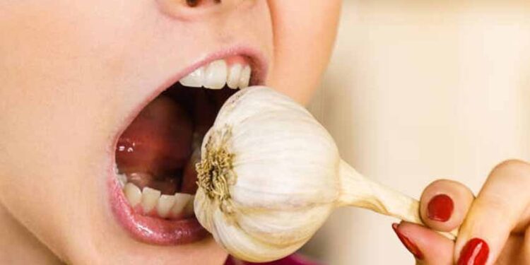 Amazing benefits of eating raw garlic daily