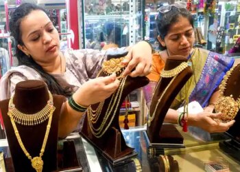 Amid rising global tensions, the price of gold increased by Rs 1000 and silver by Rs 9,000, creating a record.