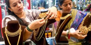 Amid rising global tensions, the price of gold increased by Rs 1000 and silver by Rs 9,000, creating a record.