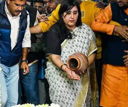 BJP MP Bansuri Swaraj immerses father's ashes in Ganga, condolence meeting to be held on December 7