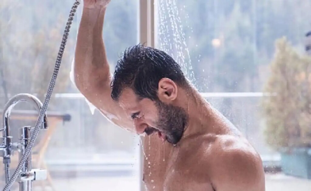 Bathing with hot water in winter provides relief but can cause harm to health, learn 11 risk factors, 9 healthy winter bathing habits from the doctor in the video.