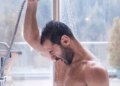 Bathing with hot water in winter provides relief but can cause harm to health, learn 11 risk factors, 9 healthy winter bathing habits from the doctor in the video.