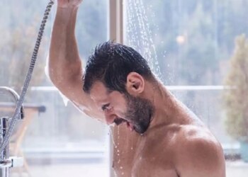 Bathing with hot water in winter provides relief but can cause harm to health, learn 11 risk factors, 9 healthy winter bathing habits from the doctor in the video.