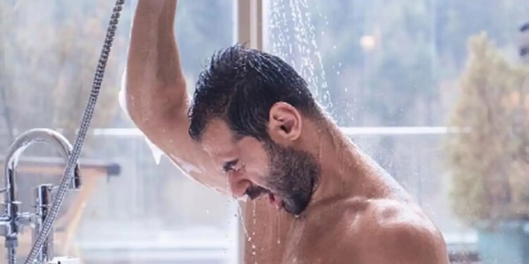 Bathing with hot water in winter provides relief but can cause harm to health, learn 11 risk factors, 9 healthy winter bathing habits from the doctor in the video.