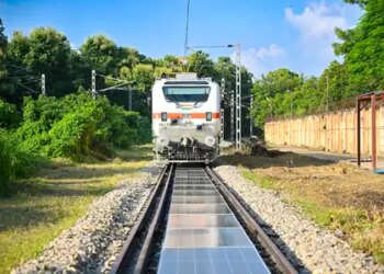 Big achievement of Indian Railways; 898 MW solar energy is being used at 2,626 stations.