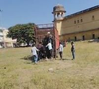 Big action by Municipal Corporation, 52 destitute cows rescued from illegal cattle and dairies roaming on the streets.