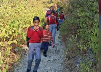 Children going to school in Rudraprayag's Latdhar Tok saw a bear, ran away screaming to save their lives.