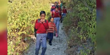 Children going to school in Rudraprayag's Latdhar Tok saw a bear, ran away screaming to save their lives.