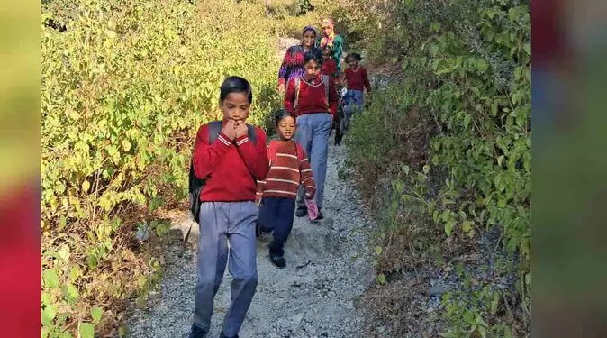 Children going to school in Rudraprayag's Latdhar Tok saw a bear, ran away screaming to save their lives.