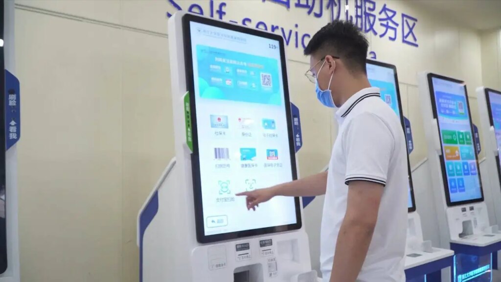 'China is living in 2050...' Indian doctor showed the inside glimpse of China's high tech hospital, eyes will be left teary after seeing it