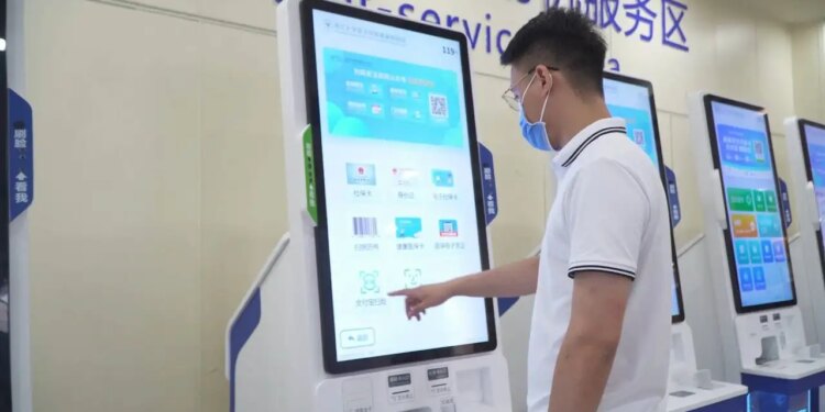 'China is living in 2050...' Indian doctor showed the inside glimpse of China's high tech hospital, eyes will be left teary after seeing it