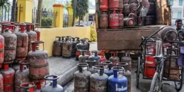 Delhi: 5100 women got free gas connections, CM Rekha Gupta distributed Ujjwala kit.