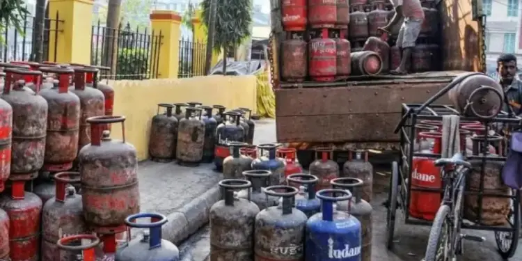 Delhi: 5100 women got free gas connections, CM Rekha Gupta distributed Ujjwala kit.