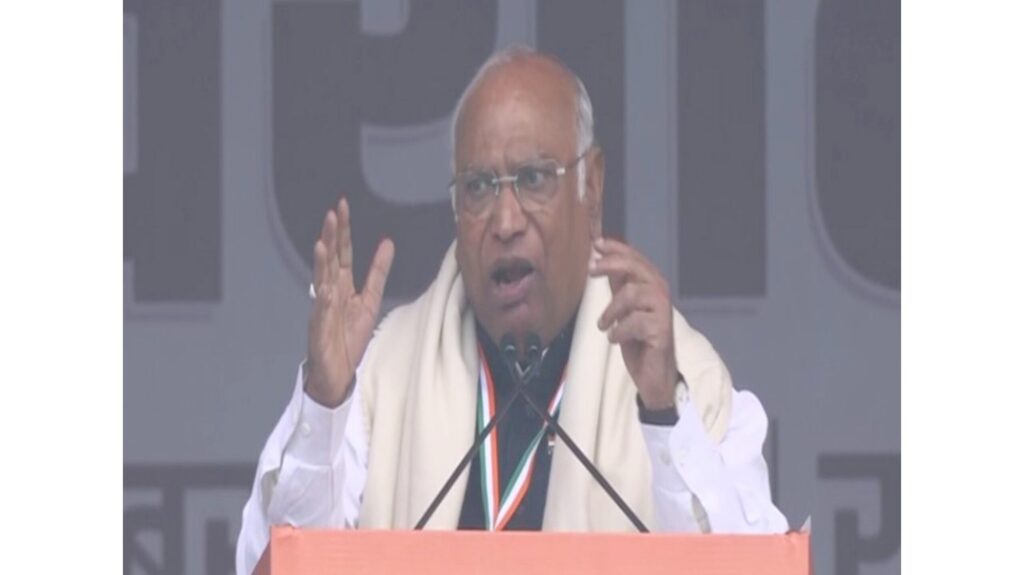 Delhi: Mallikarjun Kharge attacks BJP from Ramlila Maidan, says "PM and BJP are trying to destroy the Constitution"