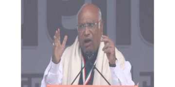 Delhi: Mallikarjun Kharge attacks BJP from Ramlila Maidan, says "PM and BJP are trying to destroy the Constitution"