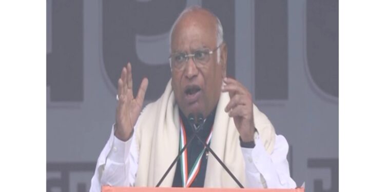 Delhi: Mallikarjun Kharge attacks BJP from Ramlila Maidan, says "PM and BJP are trying to destroy the Constitution"