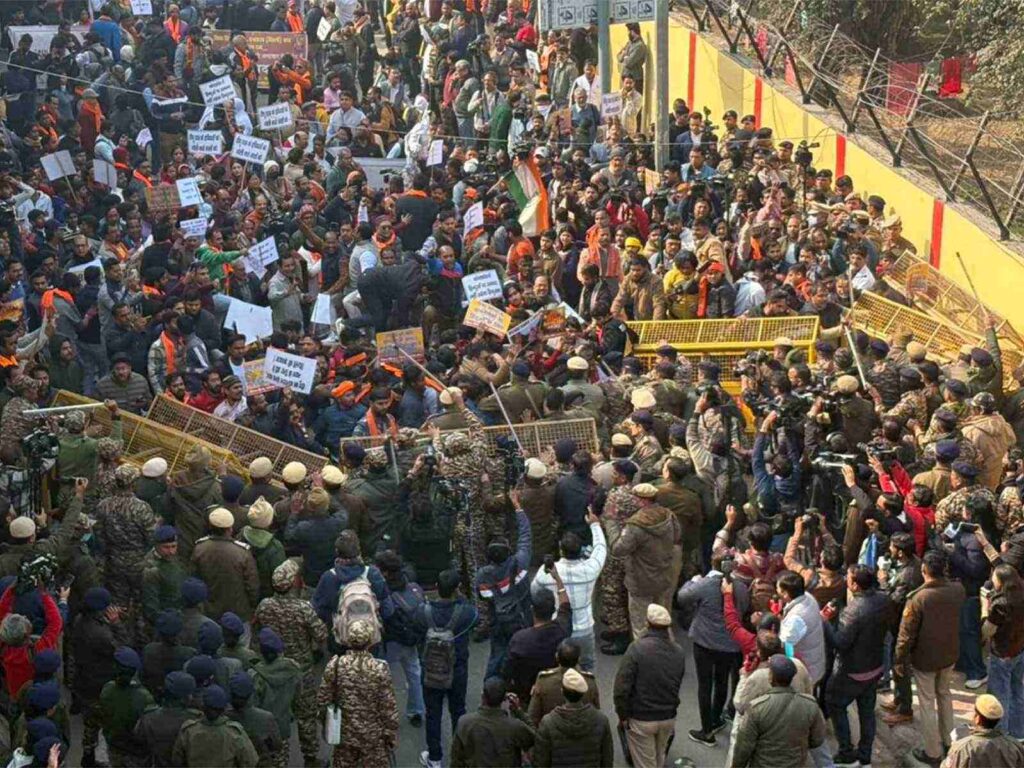 Delhi: VHP protest against the murder of Hindu youth in Bangladesh, clash with police