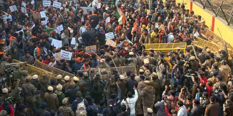 Delhi: VHP protest against the murder of Hindu youth in Bangladesh, clash with police